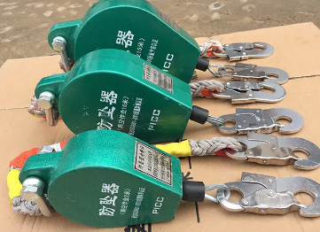 佩戴防墜安全器開(kāi)展高空作業(yè)時(shí)不能太心急